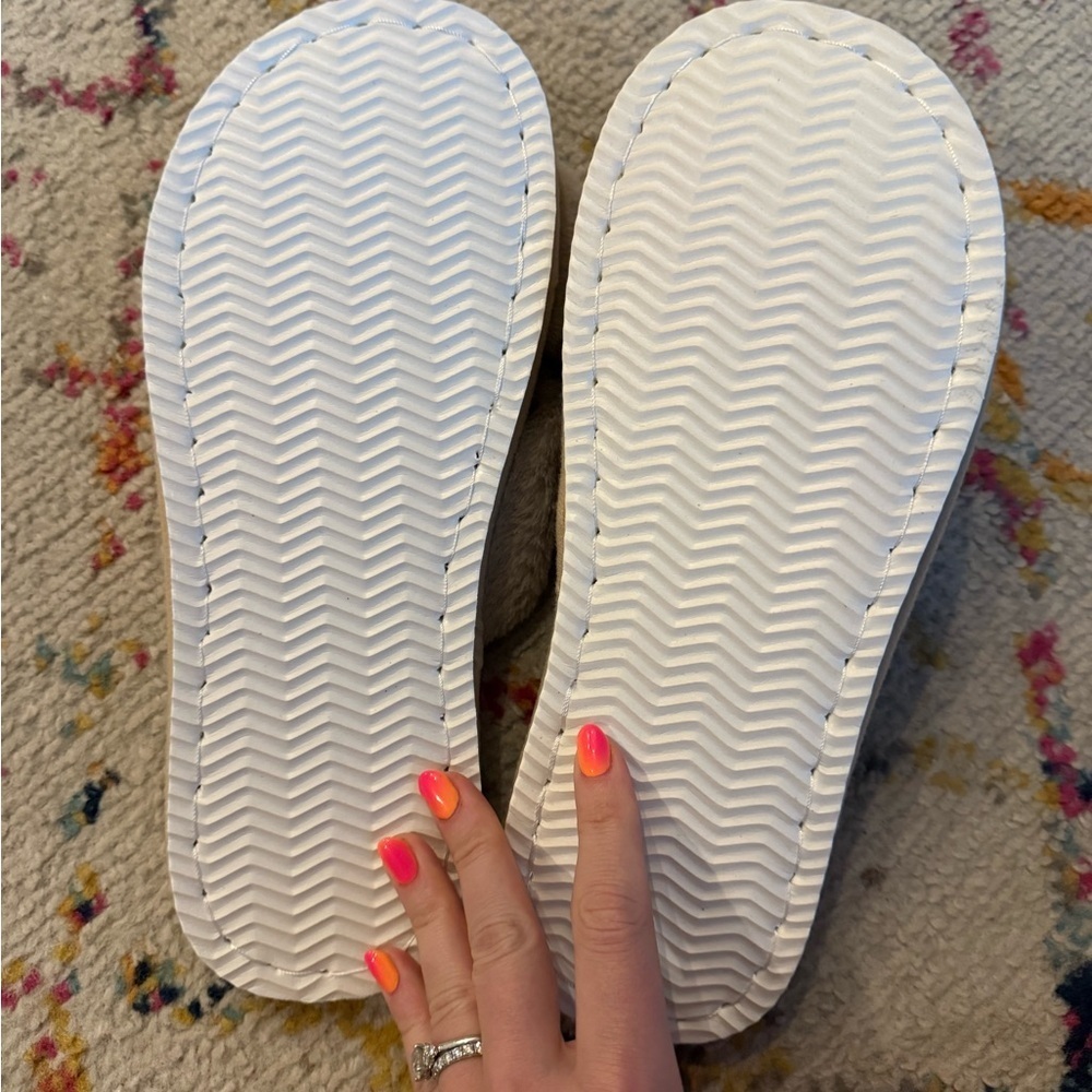 Cozy Faux Fur Slippers in Beige NWT - Picture 3 of 4